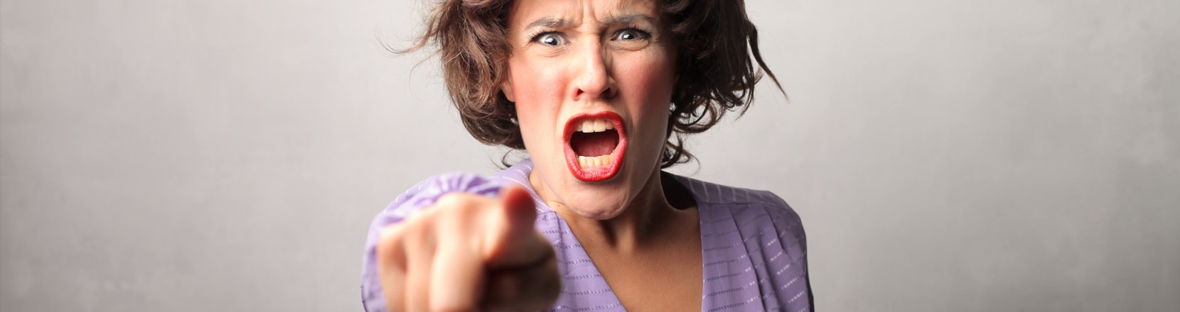 Lockdown: mamma arrabbiata, nervosa, impaziente, irritabile che urla, sgrida e punisce