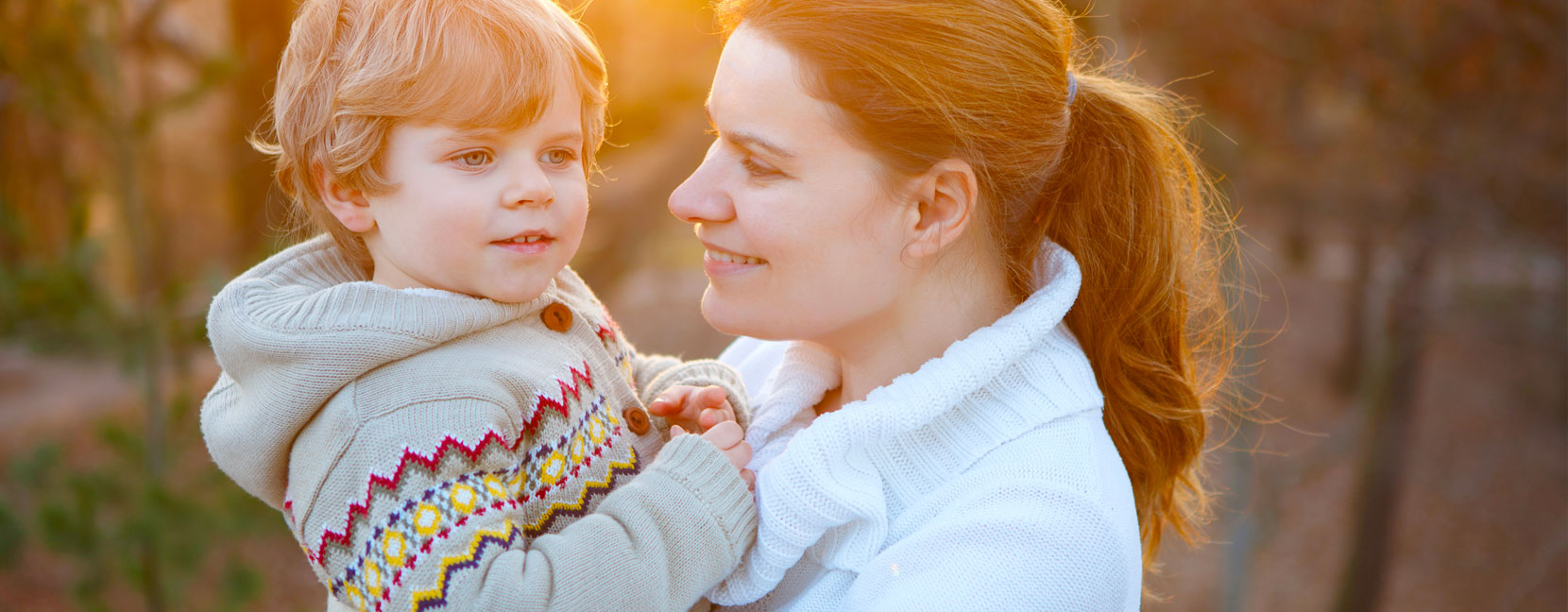 Mamma con il suo bambino in braccio