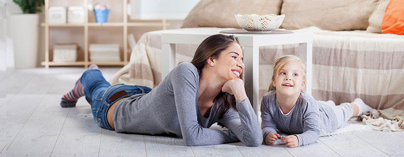 Mamma e figlia calme e sorridenti