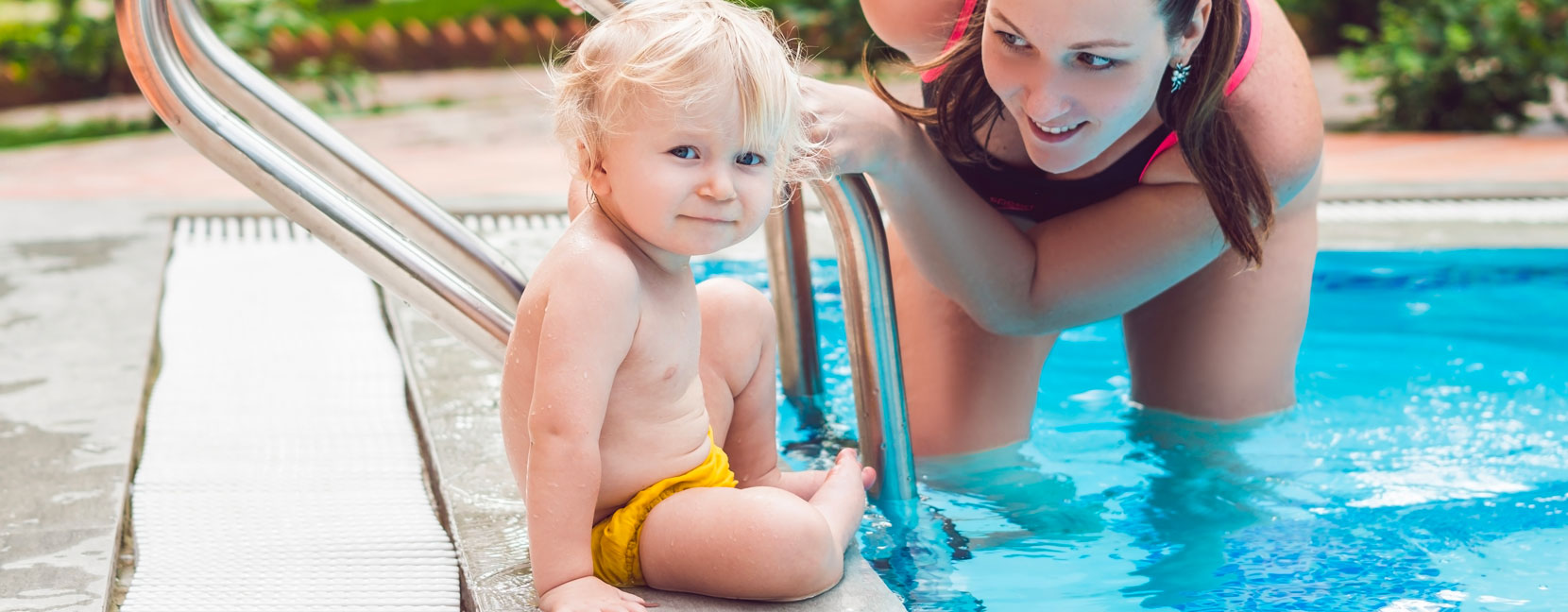 Mamma osseva con attenzione l'espressione del suo bambino