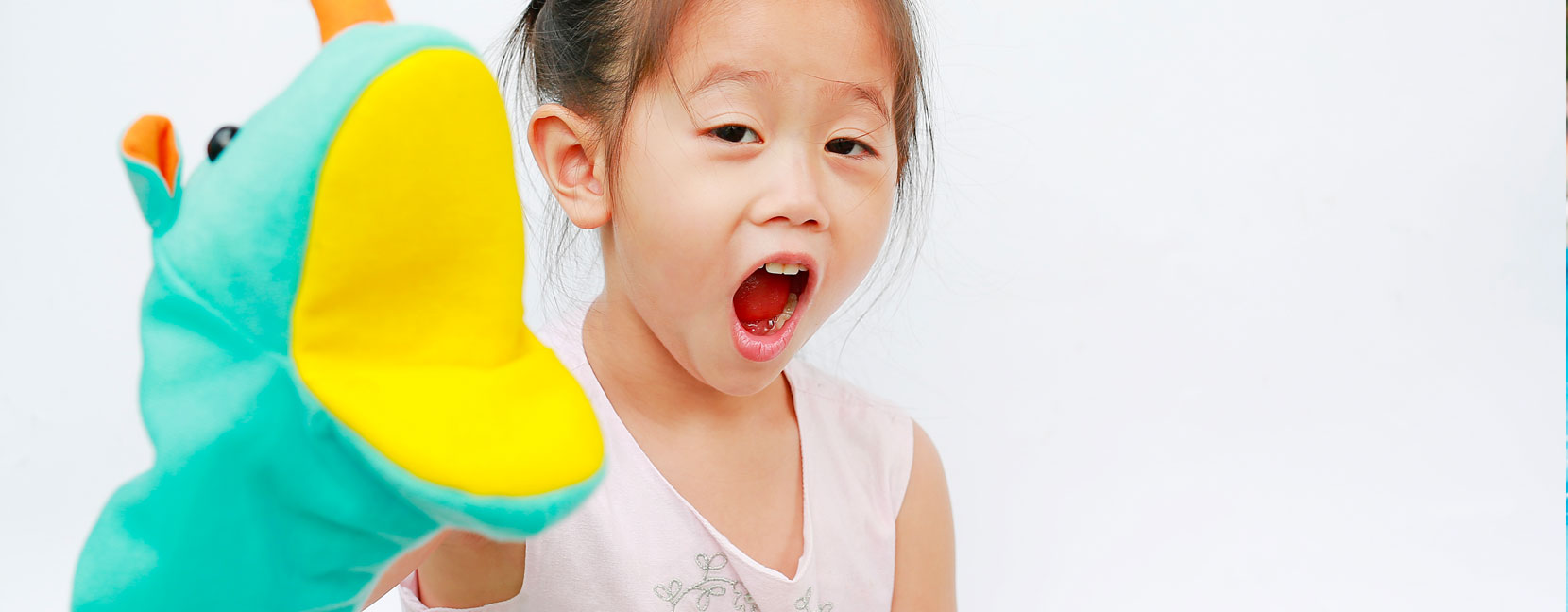 Bambina vuole mordere la telecamera con il suo pupazzo