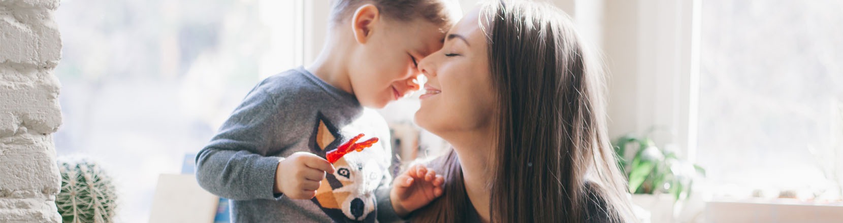 Mamma che sorride con il figlio