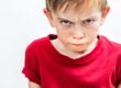 Bambino con sguardo aggressivo e arrabbiato