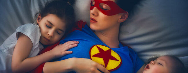 Bambini-che-non-dormono_800x312 Mamma vestita da super eroina si è addormentata insieme ai suoi bambini