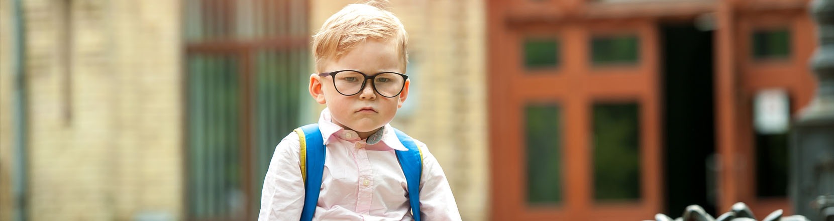 Bambino serio e arrabbiato