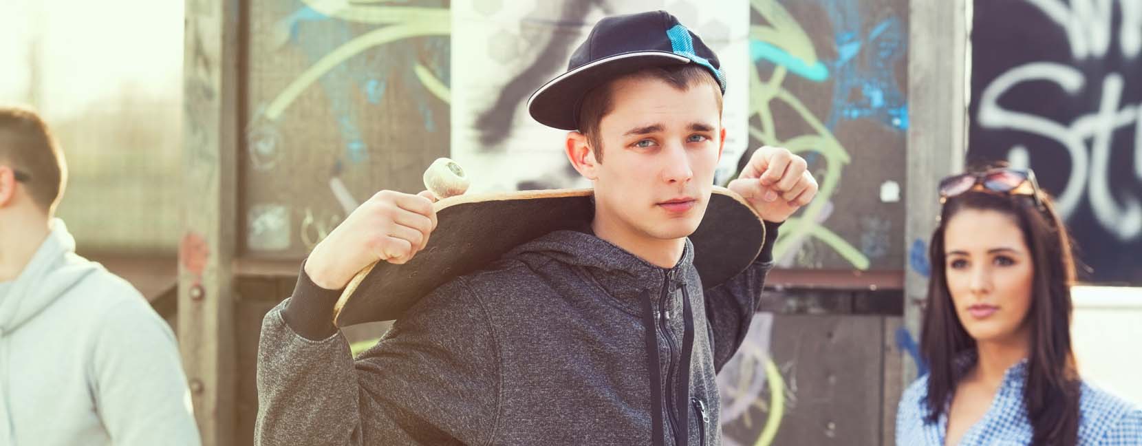 Ragazzo con skateboard e sguardo ribelle