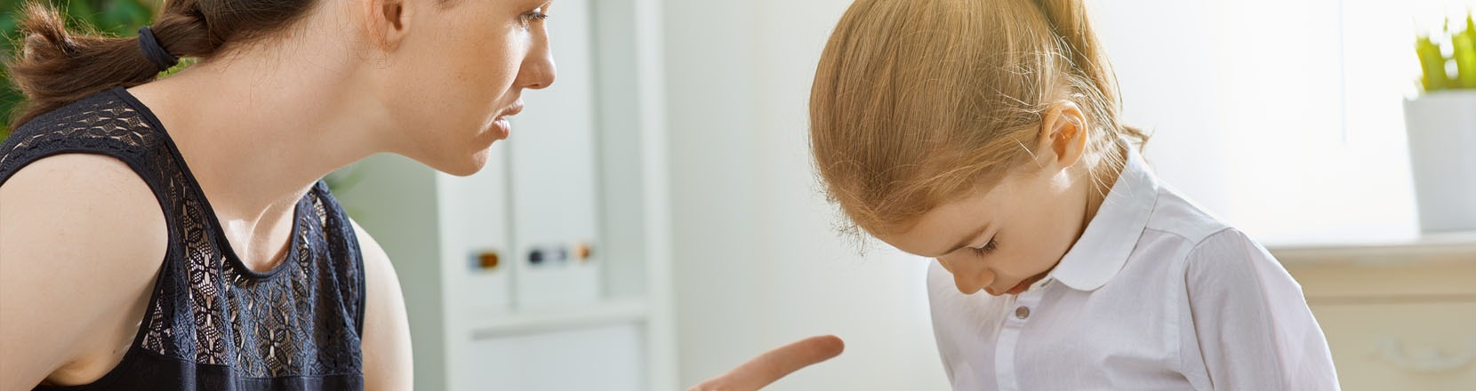 Mamma che sgrida la sua bambina: frasi che abbassano l'autostima