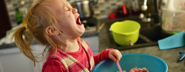 I capricci non sono capricci_1280x500 Bambina che piange disperata davanti al piatto, fa i capricci