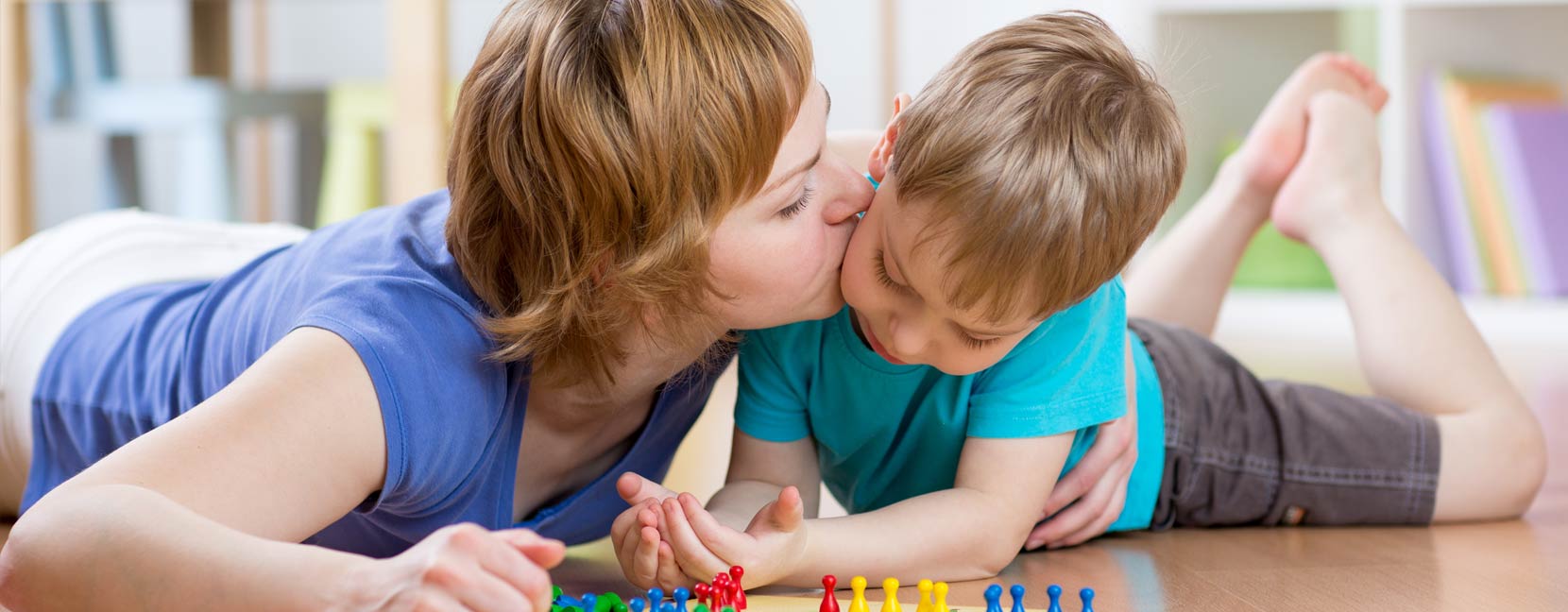 Mamma da un bacio al suo bimbo che ha un espressione rattristata