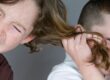 Litigano sempre, fratelli che litigano tirandosi i capelli