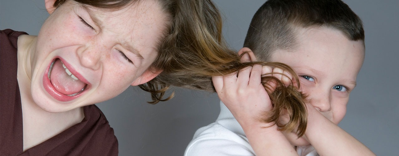 Bambini Litigano sempre, fratelli che litigano tirandosi i capelli