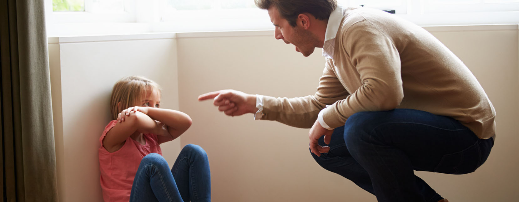 Papà che sgrida la figlia puntando il dito