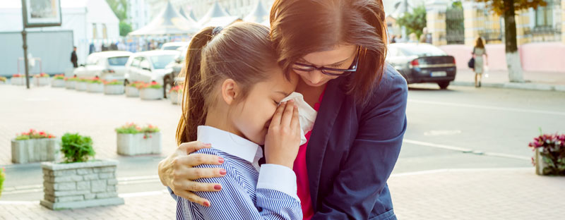 Mamma consola la figlia che piange: prova a gestire le emozioni della bambina