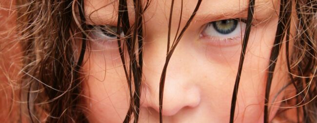 Bambina arrabbiata guarda minacciosa