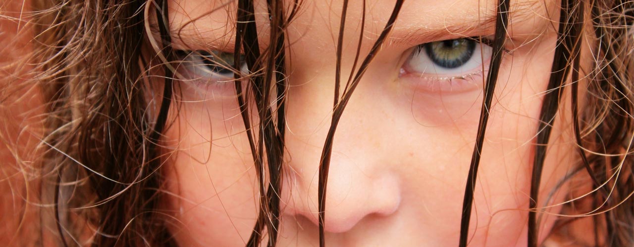 Bambina arrabbiata guarda minacciosa