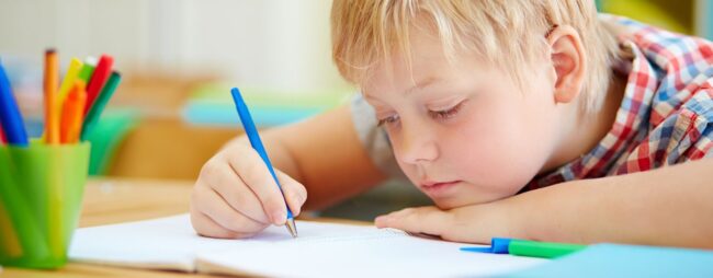 Prendi i compiti per le corna_1280x500 Fare i compiti: bambino fa i compiti con espressione svogliata