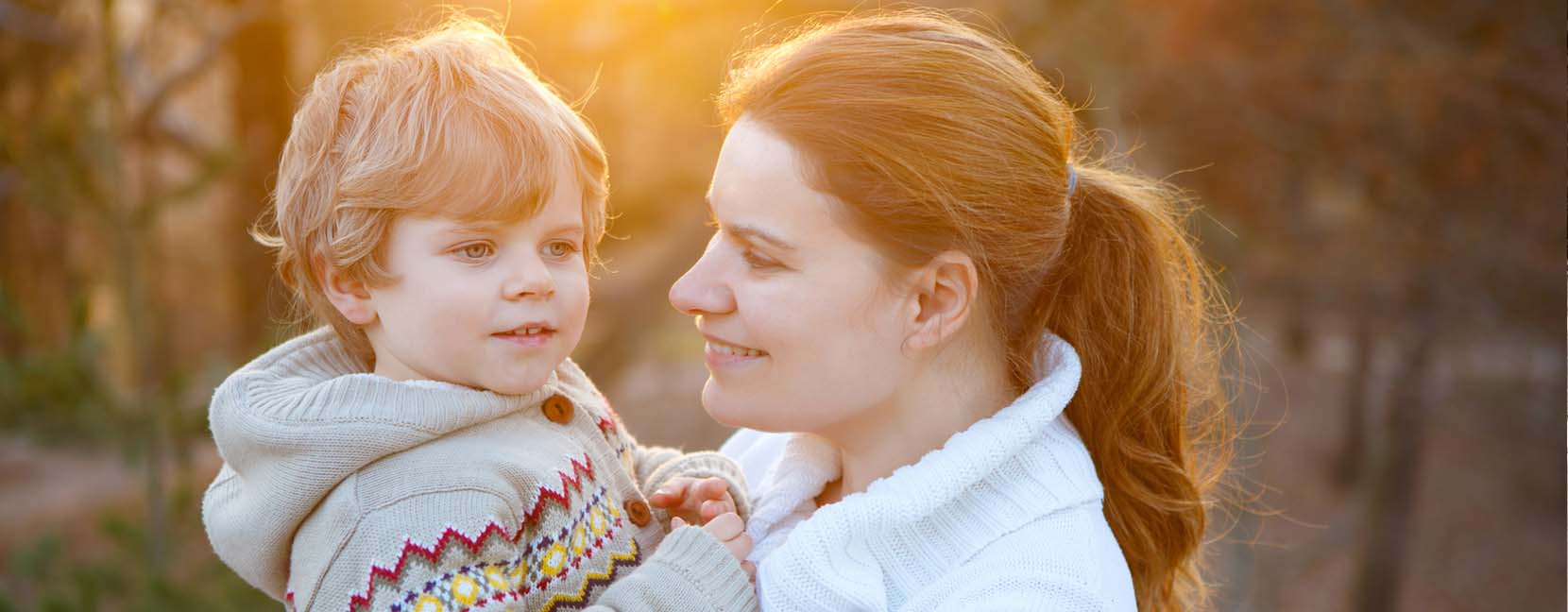 Mamma guarda felice il suo bimbo mentre lo tiene in braccio