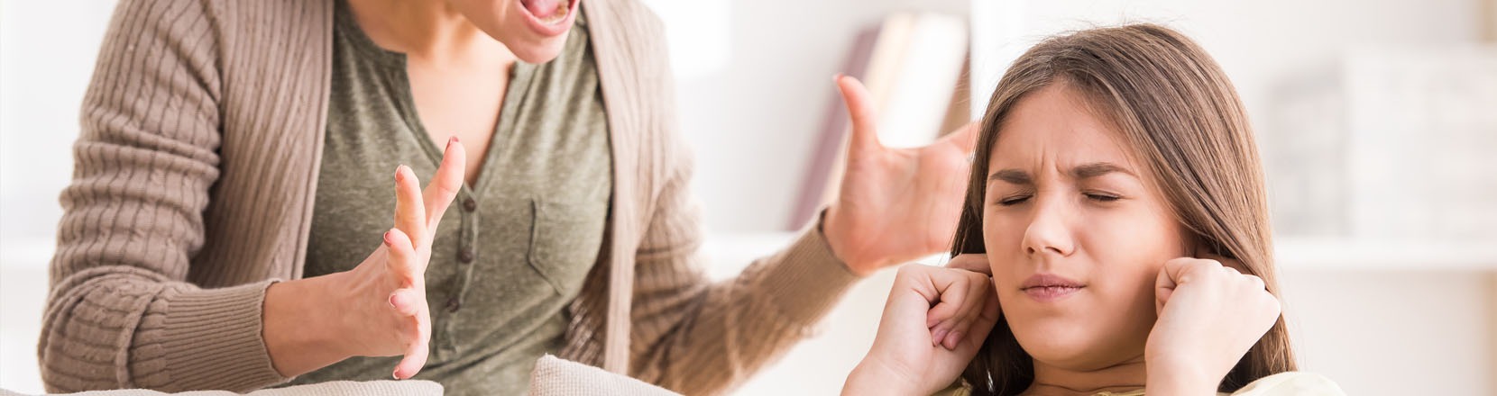 Mamma che urla alla figlia di spegnere la TV