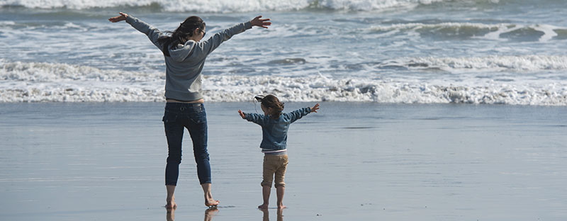 Mamma e figlia insieme davanti al mare senza nessun altro