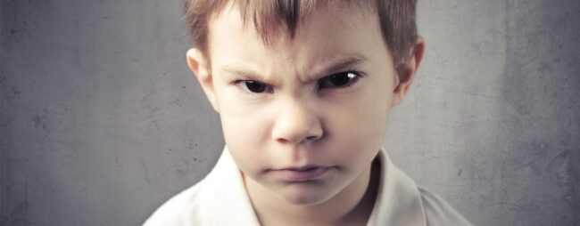 Terribili 2 anni titolo_1280x500 Bambino con sguardo arrabbiato e contrariato