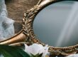 Immagine di uno specchio antico: Ti senti sbagliata e incapace? E invece sei perfetta così come sei.