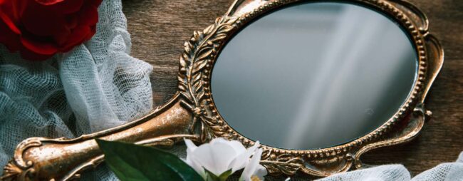 Ti senti sbagliata_1280x500 Immagine di uno specchio antico: Ti senti sbagliata e incapace? E invece sei perfetta così come sei.