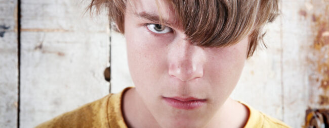 Adolescente arrabbiato con sguardo di sfida