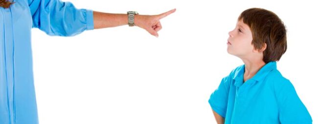 Il bambino ha detto una parolaccia e la mamma dice "non si fa"