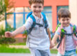 Bambini felici di andare a scuola senza ansia, tristezza e nervosismo