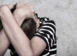 bambino si copre la testa e ha paura di essere picchiato