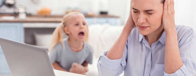 Titolo-smettila-di-urlare_800x312 Figlia che urla e mamma che si tappa le orecchie
