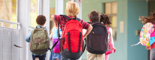 Titolo_inserimento-scuola-primaria-difficile_1280x500 Bambini delle elementari che corrono con gli zainetti in spalla