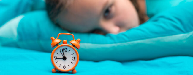 Titolo_svegliare-bambini-al-mattino_1280x500 Bambina arrabbiata che non vuole svegliarsi al mattino
