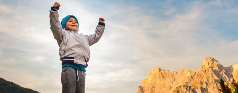 Bambino esulta arrivato sulla cima