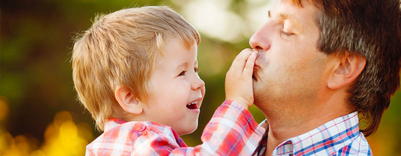 Il bambino e il papà si guardano vicini