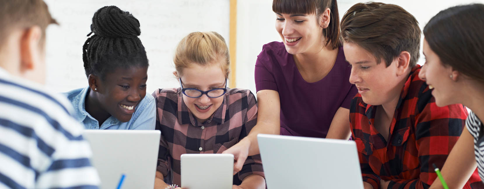 Ragazzi che studiano insieme con computer e pad