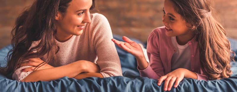 mamma e figlia parlano con calma