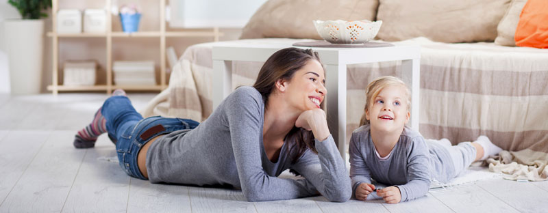 Mamma e figlia insieme tranquille parlano