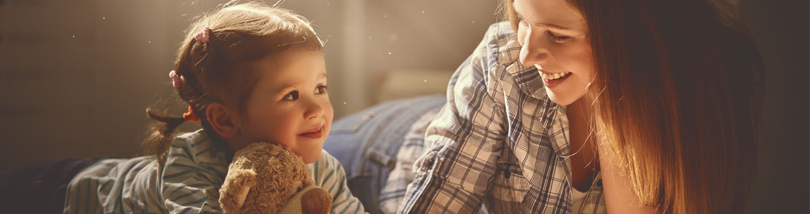 Mettilo al primo posto: mamma e bambina che si guardano negli occhi