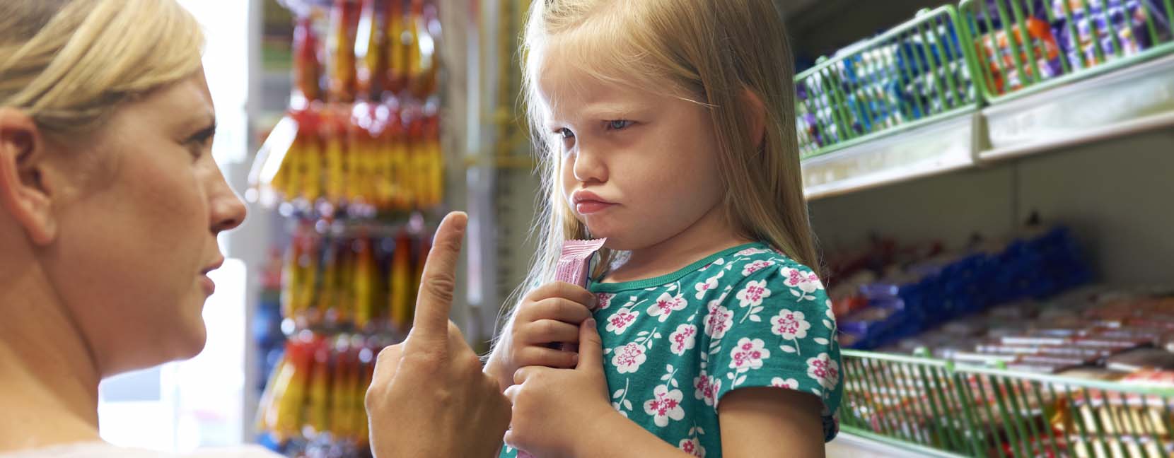 Bambina al supermercato arrabbiata fa i capricci con la mamma: tiene in mano un dolce