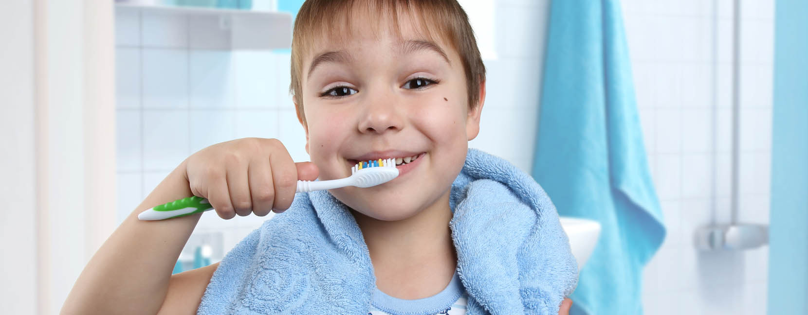 Bambino sorridente che si lava i denti seguendo le regole