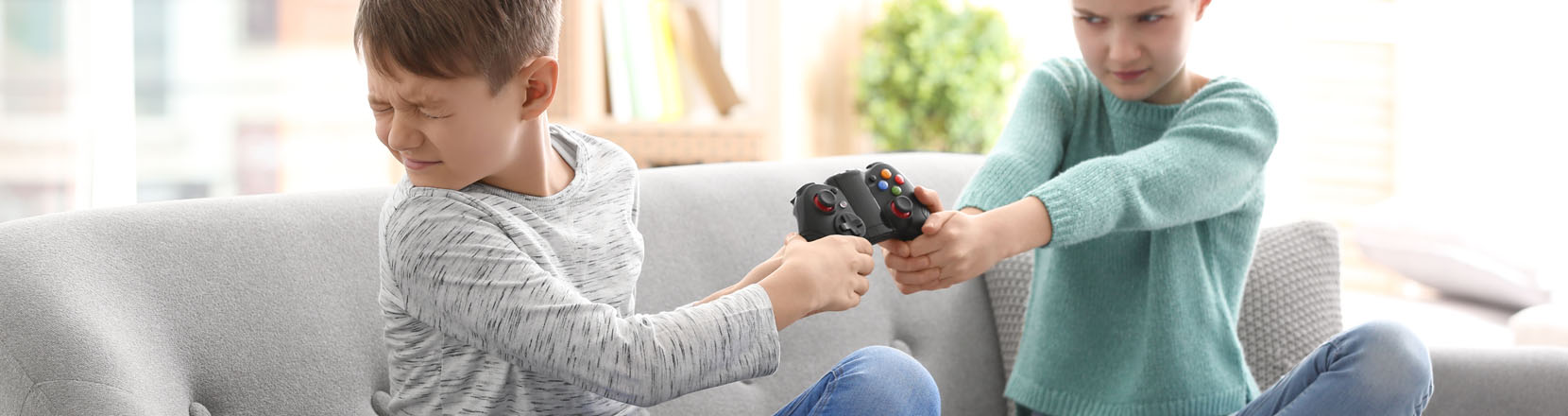 Figli che si picchiano e si scontrano, 2 bambini litigano per avere il joystick