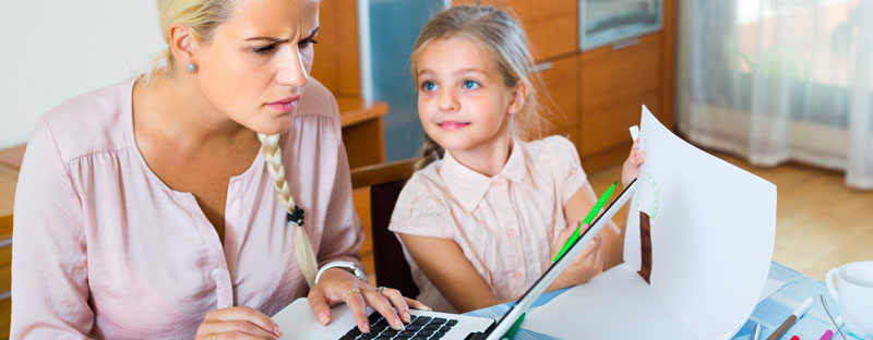 mamma sta lavorando e non guarda la figlia