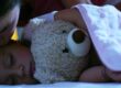 Mamma da il bacio della buonanotte alla sua bimba addormentata