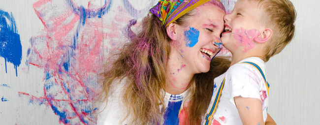 tempo di qualità insieme, mamma e figlio insieme che giocano