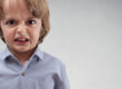 Bambino arrabbiato e aggressivo